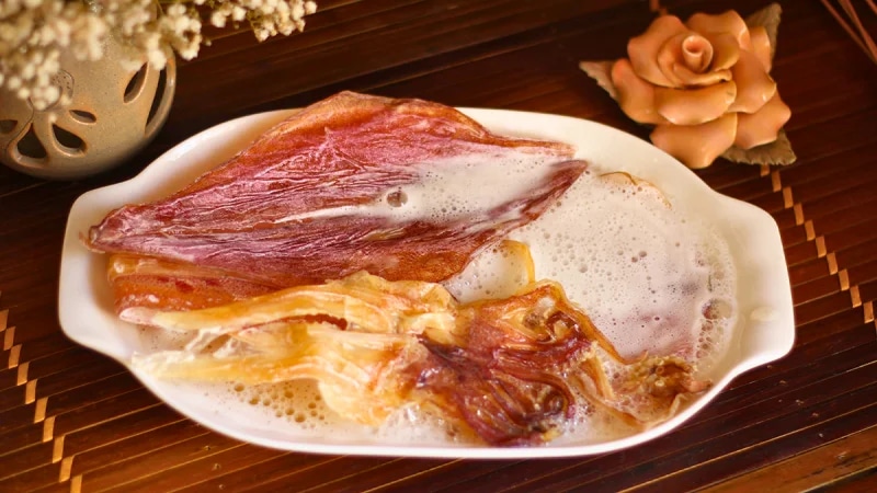 cach-nuong-muc-kho-bang-noi-chien-khong-dau-article-1