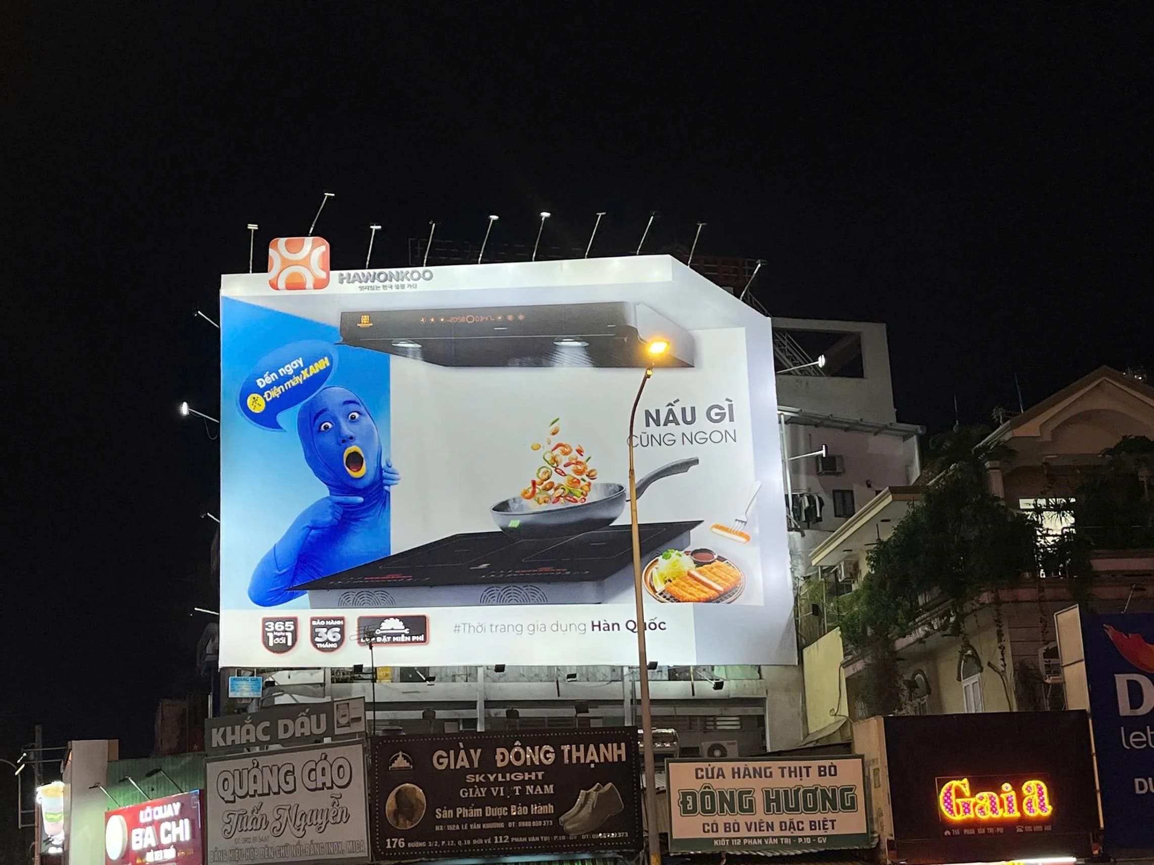 Billboard Hawonkoo × Điện Máy Xanh ban đêm tại Gò Vấp – 186 Thống Nhất, TP.HCM