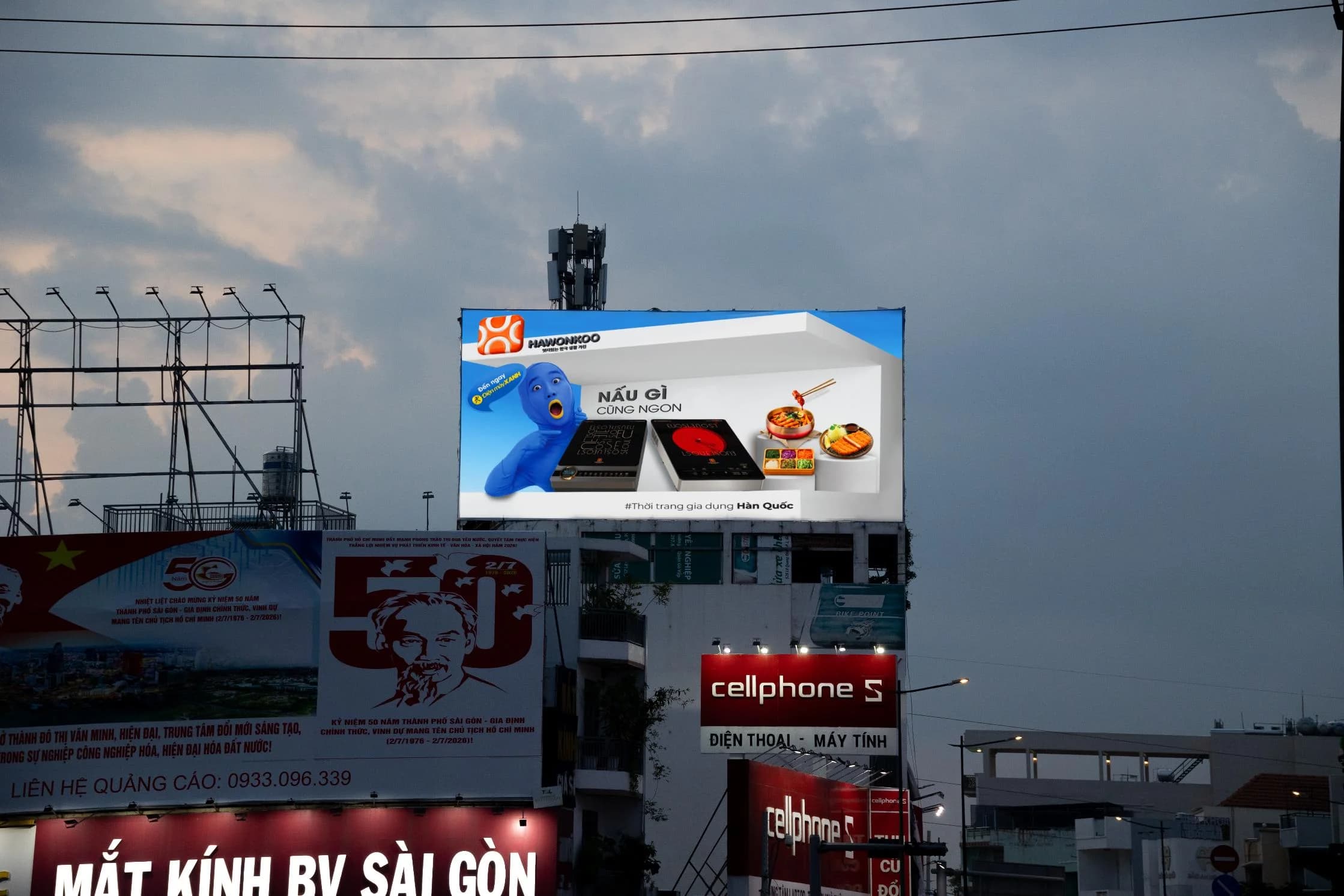 Billboard Hawonkoo × Điện Máy Xanh ban đêm tại Gò Vấp – 589 Lê Quang Định, TP.HCM