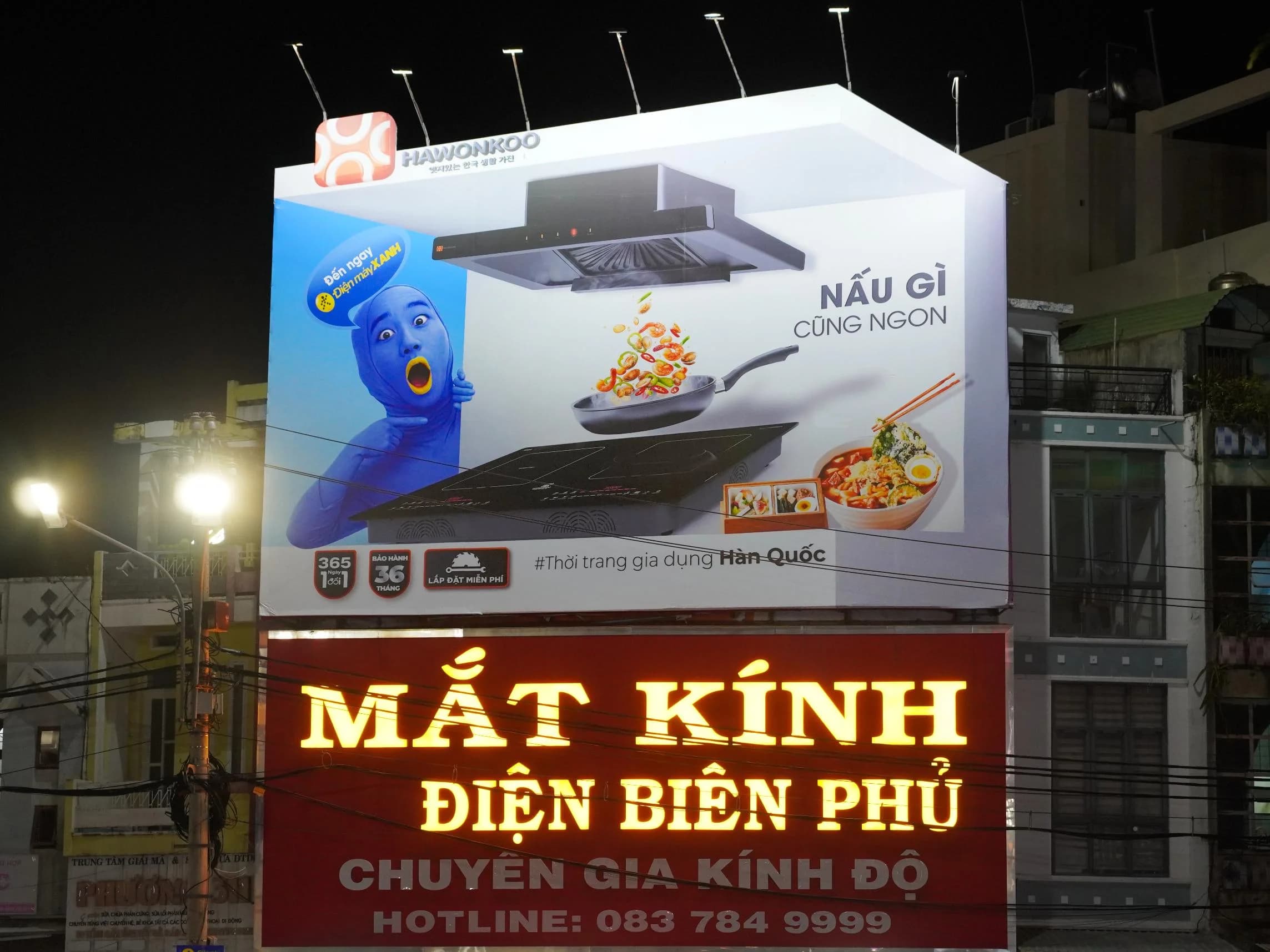 Billboard Hawonkoo × Điện Máy Xanh ban đêm tại TP. Quy Nhơn – 305-307 Lê Hồng Phong