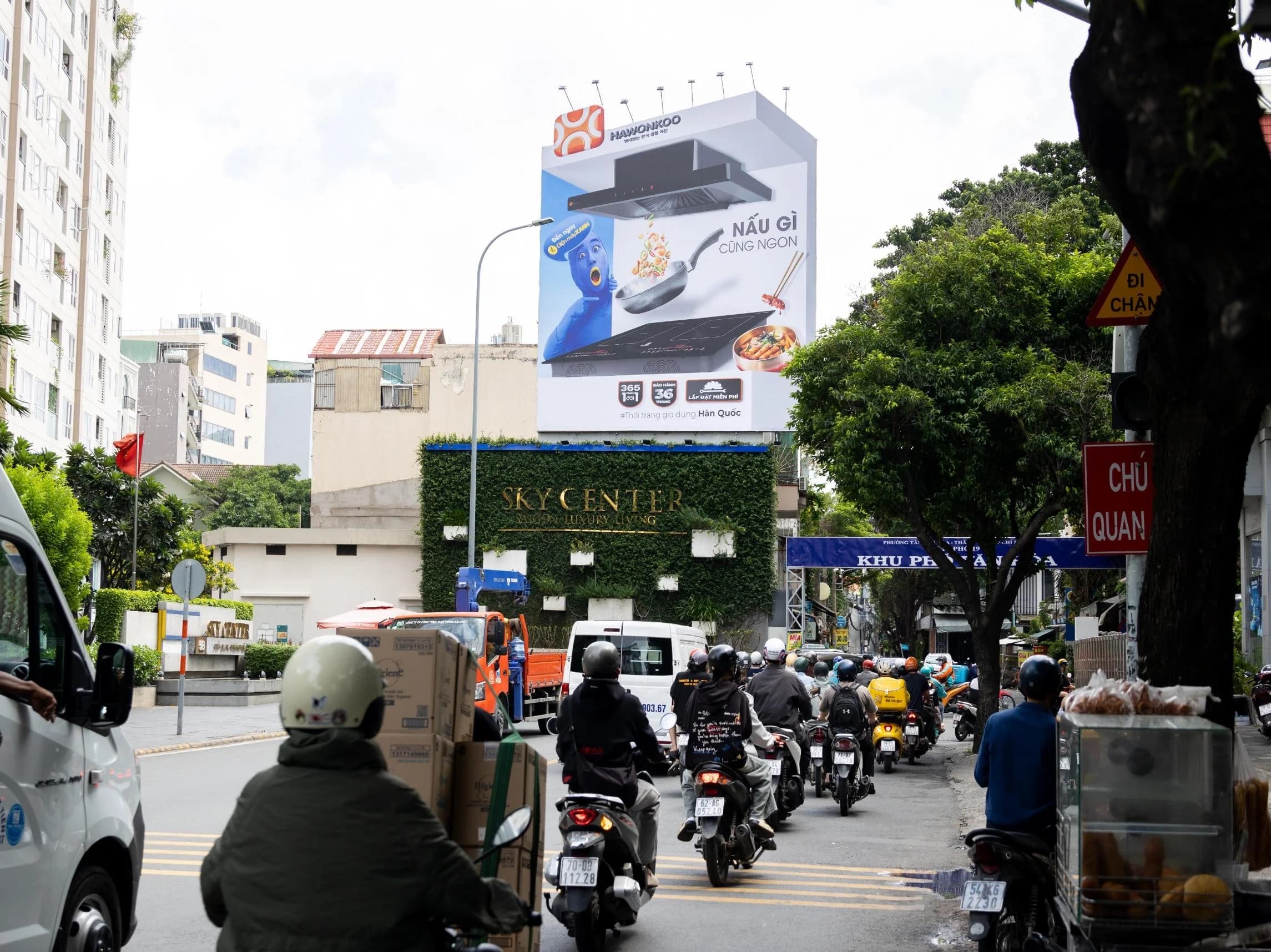 Billboard Hawonkoo × Điện Máy Xanh ban ngày tại Tân Bình – Số 01 Thích Minh Nguyệt, Phường Tân Sơn Hòa, TP.HCM