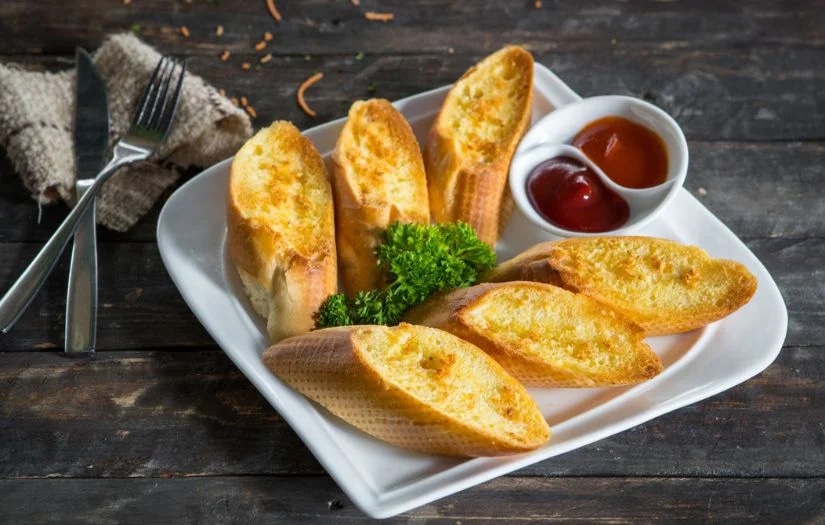 3-cach-lam-banh-mi-nuong-mat-ong-bang-noi-chien-khong-dau-article-1