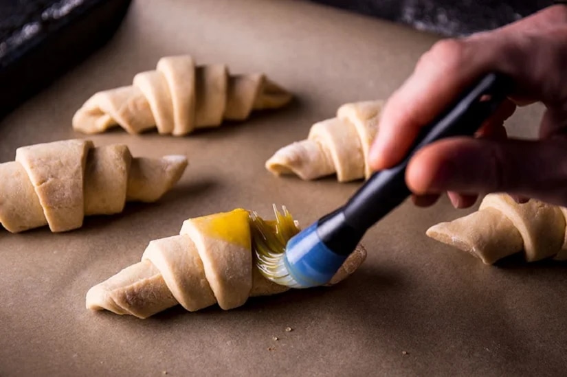 cach-lam-banh-croissant-bang-noi-chien-khong-dau-chi-tiet-nhat-article-3