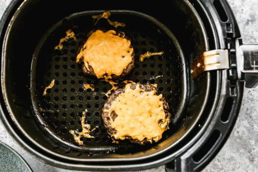 cach-lam-banh-hamburger-bang-noi-chien-khong-dau-don-gian-article-4