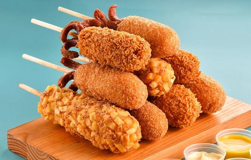 cach-lam-banh-hotdog-xuc-xich-pho-mai-bang-noi-chien-khong-dau-article-1