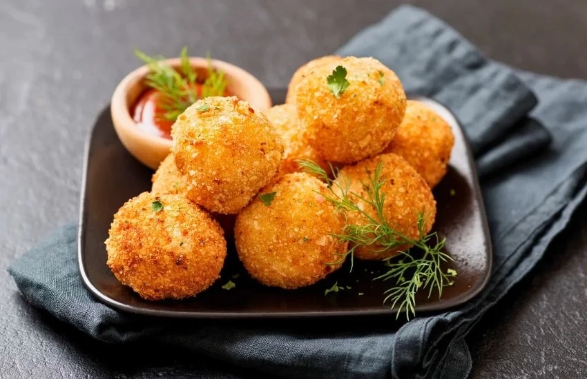 cach-lam-banh-khoai-tay-bang-noi-chien-khong-dau-article-1