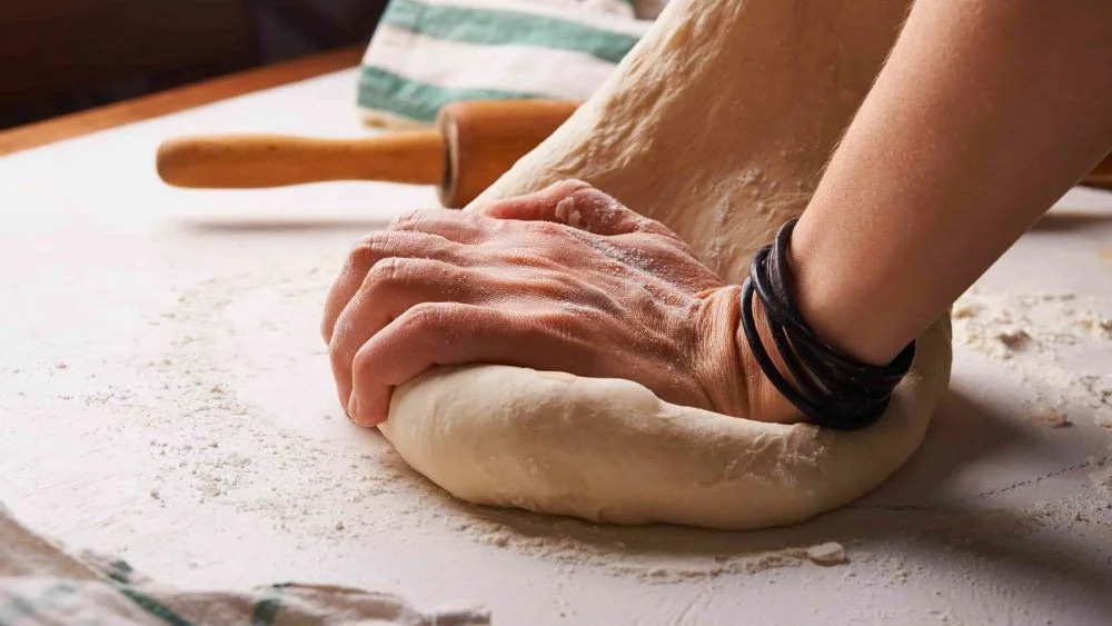 cach-lam-banh-mi-cuon-len-bang-noi-chien-khong-dau-article-1