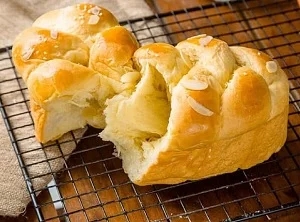 cach-lam-banh-mi-hoa-cuc-xe-soi-bang-noi-chien-khong-dau-1