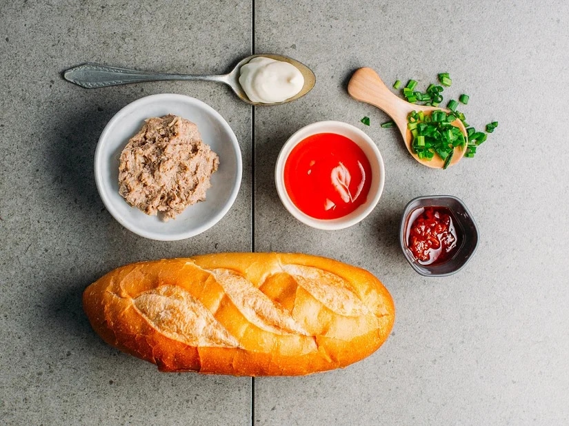cach-lam-banh-mi-nuong-muoi-ot-bang-noi-chien-khong-dau-article-1