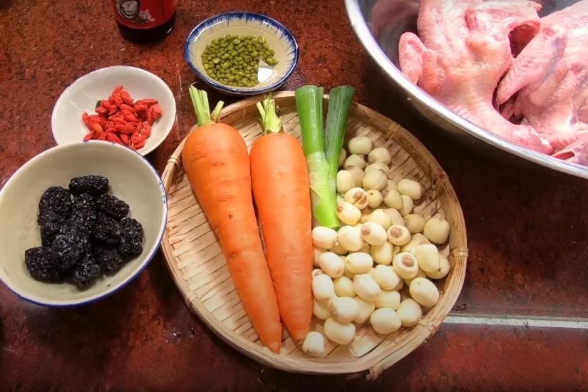 cach-lam-bo-cau-ham-hat-sen-thom-ngon-va-bo-duong-article-1