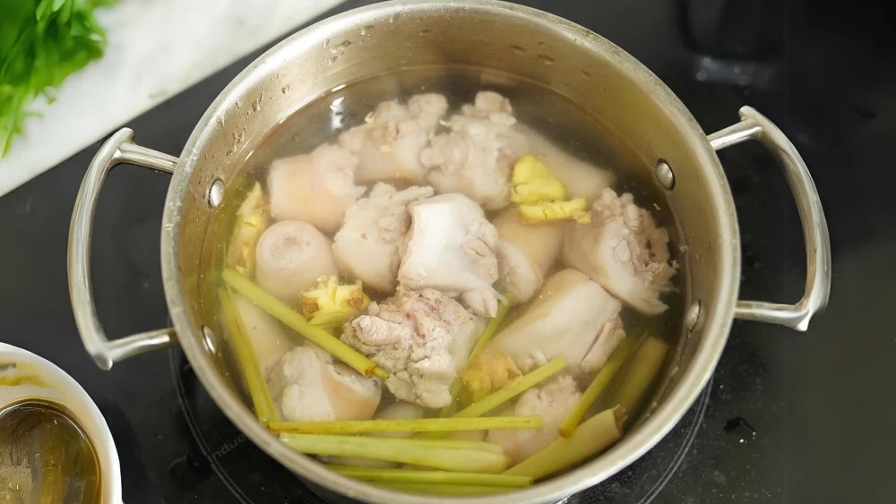 cach-lam-duoi-heo-chien-gion-bang-noi-chien-khong-dau-article-2