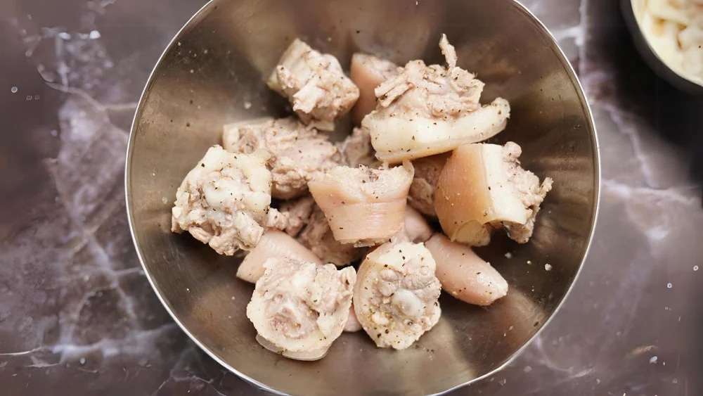 cach-lam-duoi-heo-chien-gion-bang-noi-chien-khong-dau-article-3