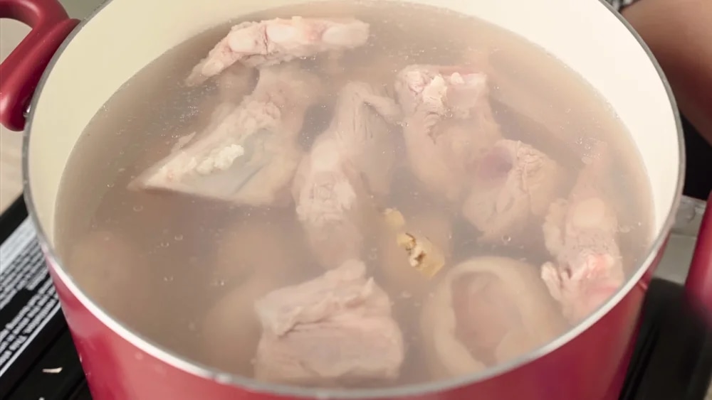 cach-nau-bun-bo-hue-thom-ngon-chuan-vi-tai-nha-cuc-don-gian-article-2