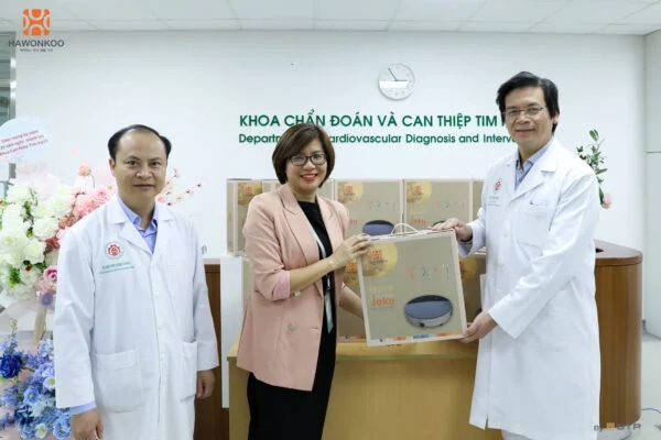 hawonkoo-tang-qua-tri-an-can-bo-y-te-khoa-chan-doan-amp-can-thiep-tim-mach-article-1