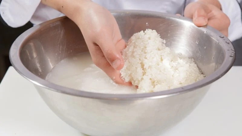 noi-ap-suat-nau-chao-cho-be-nhanh-nhu-thom-ngon-article-1